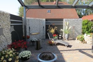 WPC Sichtschutz Anthrazit mit Alu Streifen – WPC-zaun mit Gabionen. WPC Sichtschutz Anthrazit mit Alu Streifen