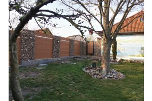 Gabionenzaun mit Grauwacke Bruchsteine – Grauwacke Bruchsteine. Gabionenzaun mit Grauwacke Bruchsteine