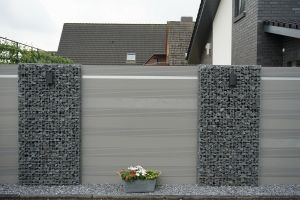 Gabionen Led Beleuchtung – WPC-zaun mit Gabionen. Gabionen Led Beleuchtung