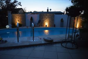 Gabionen Komposit-Sichtschutz mit LED – WPC-zaun mit Gabionen. Gabionen Komposit-Sichtschutz mit LED