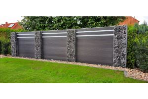 Gabionen Sichtschutz mit Komposit – WPC-zaun mit Gabionen. Gabionen Sichtschutz mit Komposit