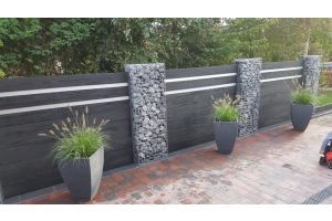 Komposit-zaun mit Gabionen – WPC-zaun mit Gabionen. Komposit-zaun mit Gabionen