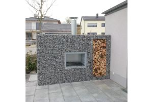 Gabionen Gartenkamin mit Holzlager – Gartenkamine