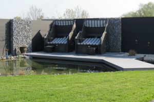 Teich mit Gabionen und Komposit – Wasserfall. Teichumrandung aus Gabionen. Abschalten und genießen: Insbesondere in den warmen Sommermona...