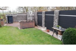 WPC-Gartenzaun – WPC-zaun mit Gabionen. WPC-Gartenzaun