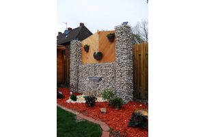 Gabionen mit Wasserfall – Wasserfall. Gabionen mit Wasserfall