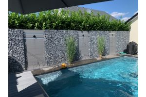 Komposit-Sichtschutz mit Gabionen und Graublaue Alpensteine – WPC-zaun mit Gabionen. Komposit-Sichtschutz mit Gabionen und Graublaue Alpe...