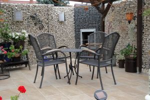 Gabionen Eckkamin mit Grill auf der Terrasse – Gartenkamine