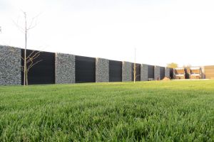 WPC Sichtschutz – WPC-zaun mit Gabionen. WPC Sichtschutz