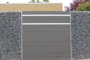 WPC Sichtschutz Anthrazit mit Alu Streifen – WPC-zaun mit Gabionen. WPC Sichtschutz Anthrazit mit Alu Streifen