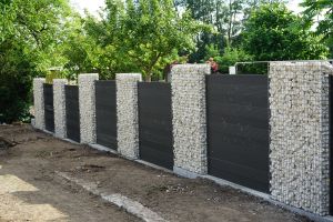 Gabionen mit Komposit – WPC-zaun mit Gabionen. Gabionen mit Komposit