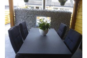 Gabionen Durchsichtkamin auf Tischhöhe – Gartenkamine