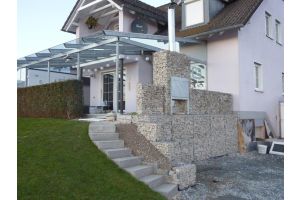 Gabionen Gartenkamin mit Yellow Sun Bruchstein – Gartenkamine