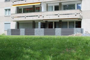 Komposit Sichtschutz – WPC-zaun mit Gabionen. Komposit Sichtschutz