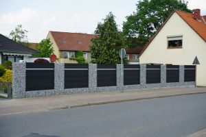 Gabionen mit Komposit – WPC-zaun mit Gabionen. Gabionen mit Komposit