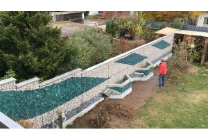 Gabionen mit Yellow Sun und Glasbrocke – Glasbrocken. Gabionen mit Yellow Sun und Glasbrocke