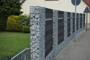 Gabionen mit Komposit – WPC-zaun mit Gabionen. Gabionen mit Komposit