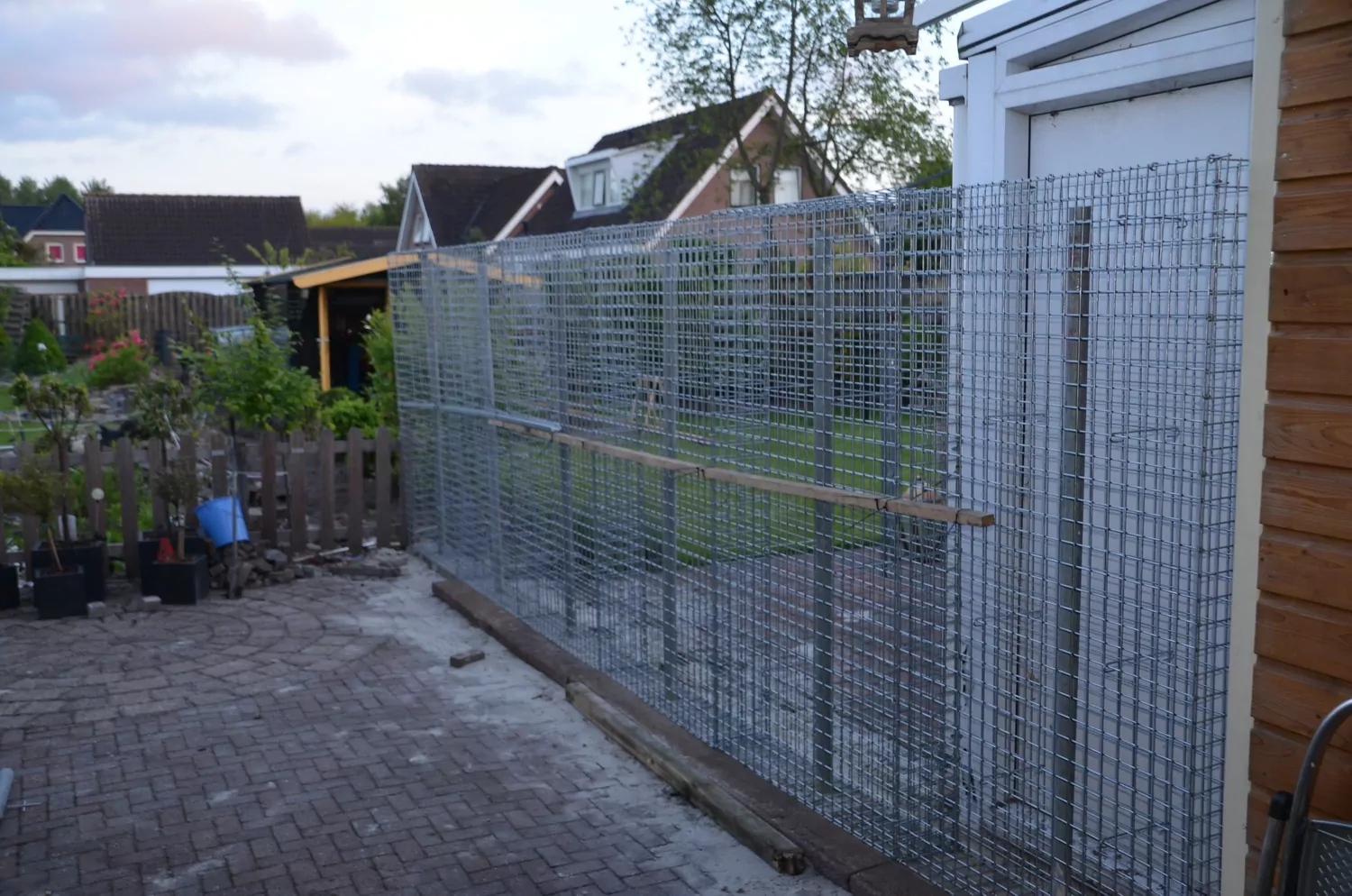 Leere Steinkörbe aufstellen