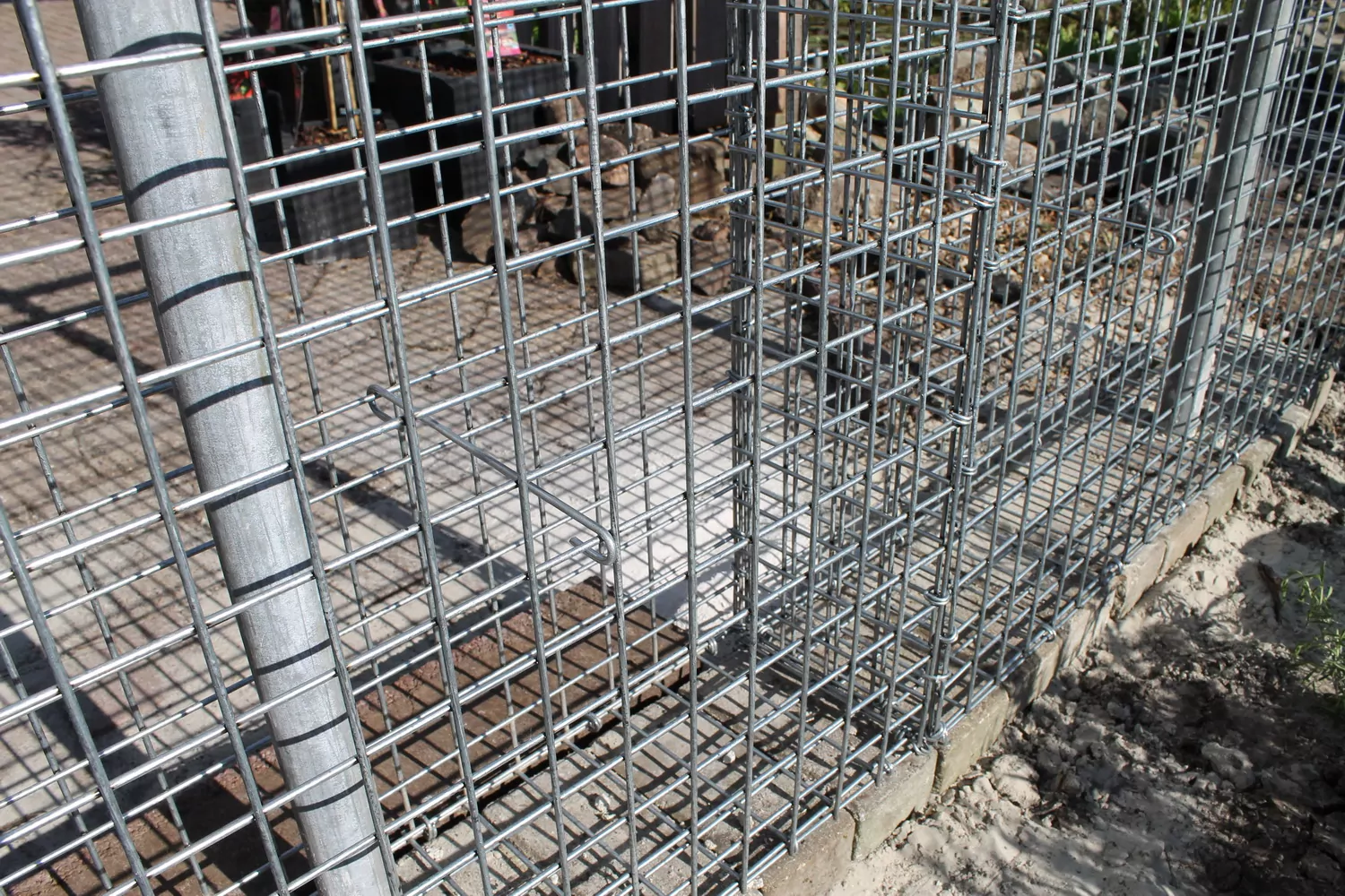 Distanzhalter für Gabionen anbringen