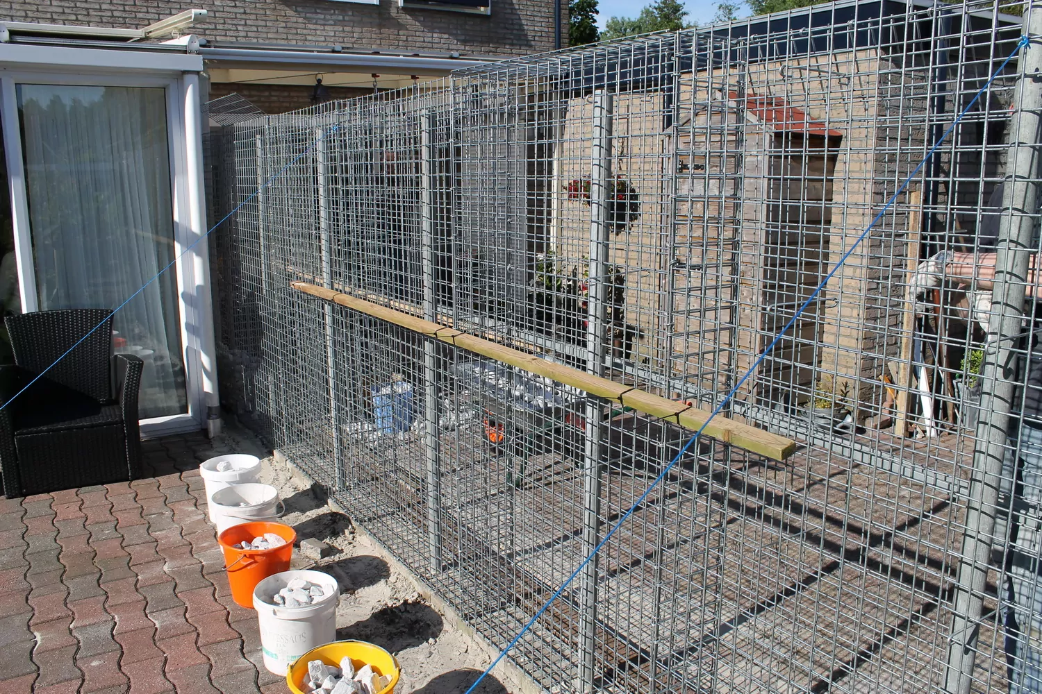 Gabionen mit Bruchsteinen füllen