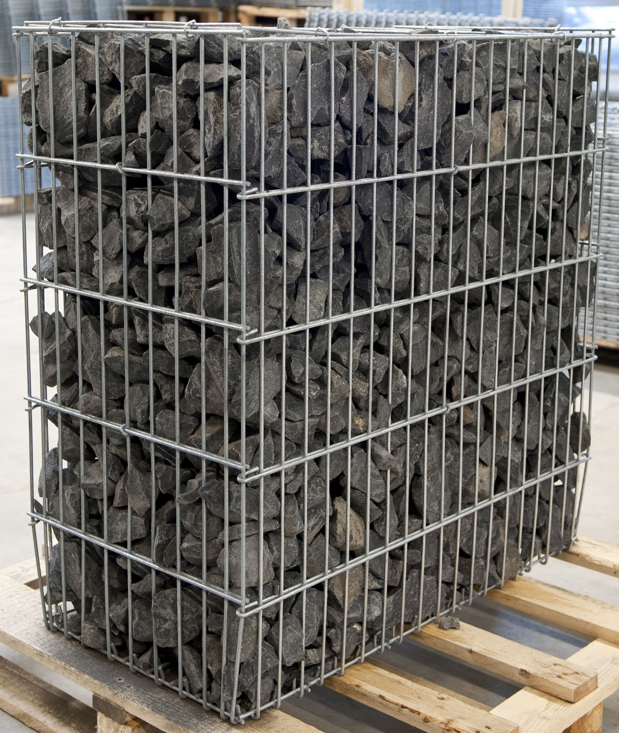 Transportkorb mit schwarzem Basalt seitlich