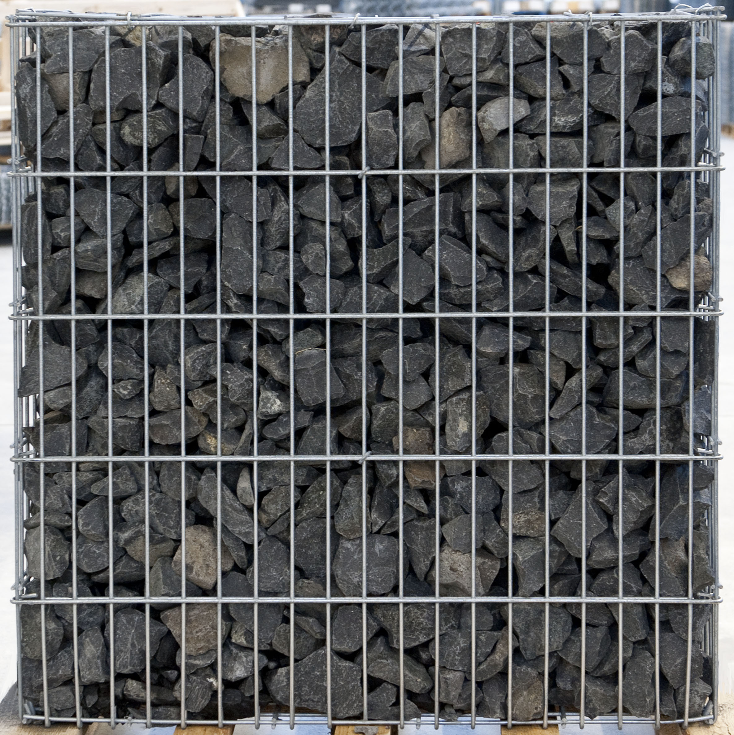 Transportkorb mit schwarzem Basalt