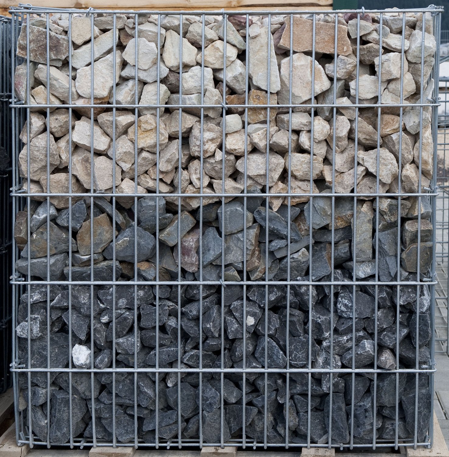 Transportkorb bunt gefüllt