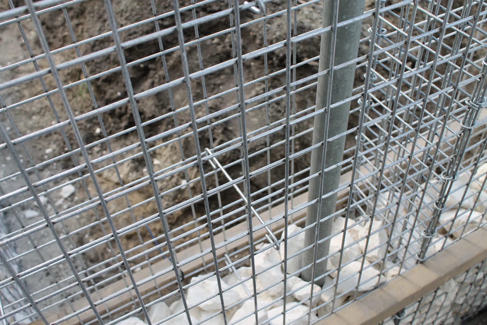 Distanzhalter für Gabionen anbringen