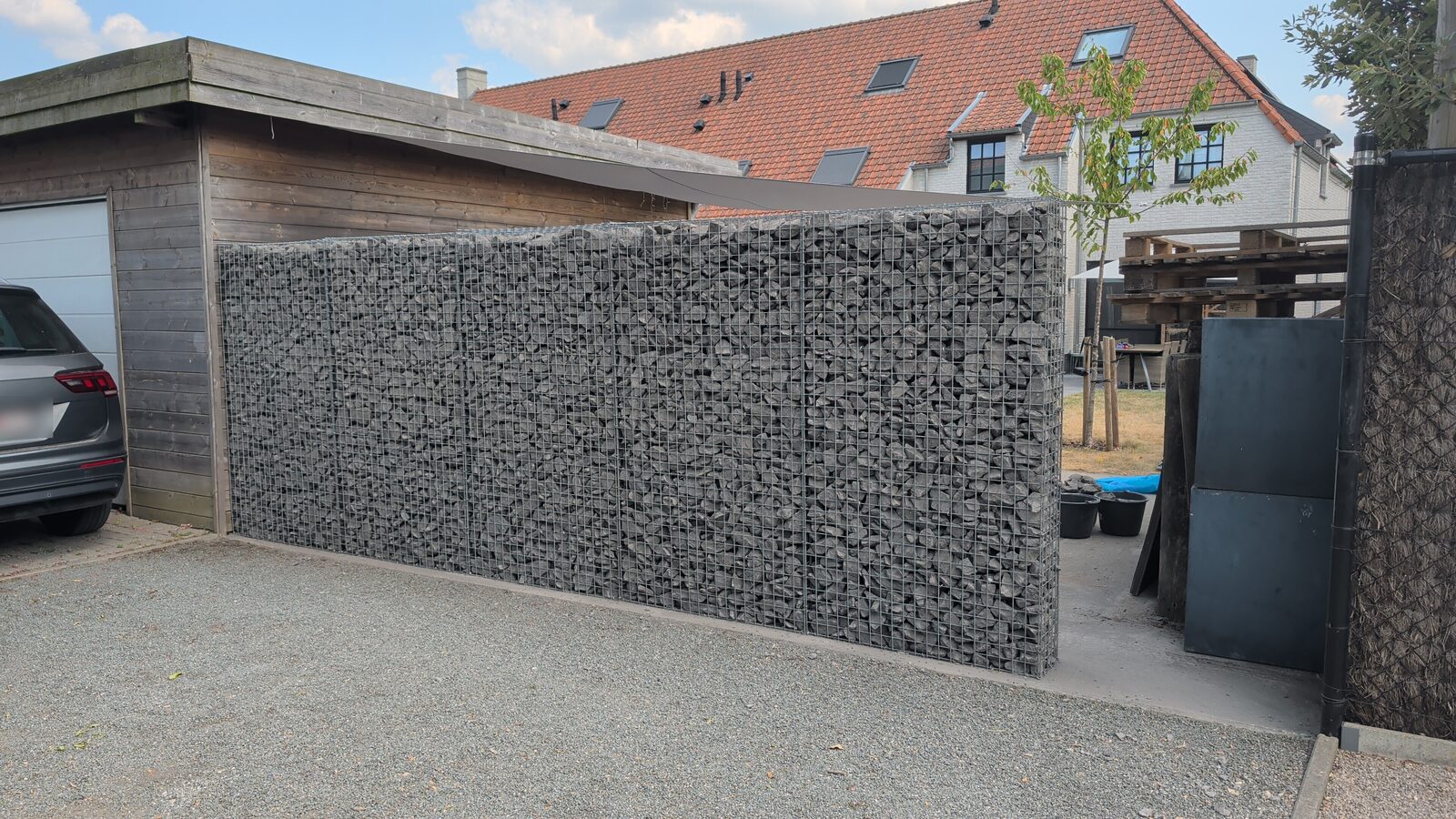 Gabionenwand von 1,80 Meter Höhe in einem Garten